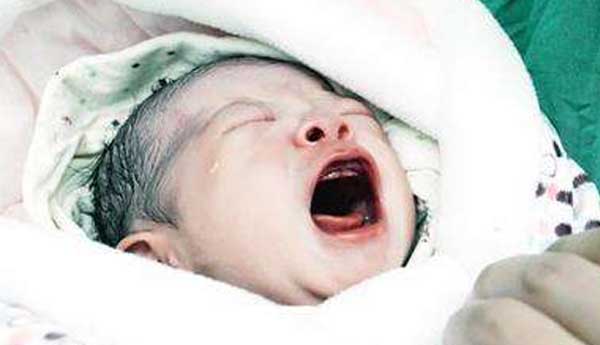 南宁晚报:妇幼保健院首例试管婴儿健康出生
